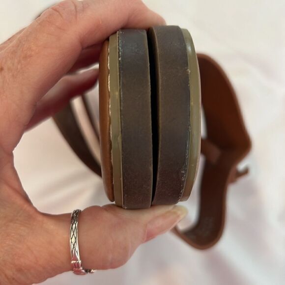 Seven7 size 9 cream and tan faux leather flip flops sandals EUC No box - Picture 5 of 13